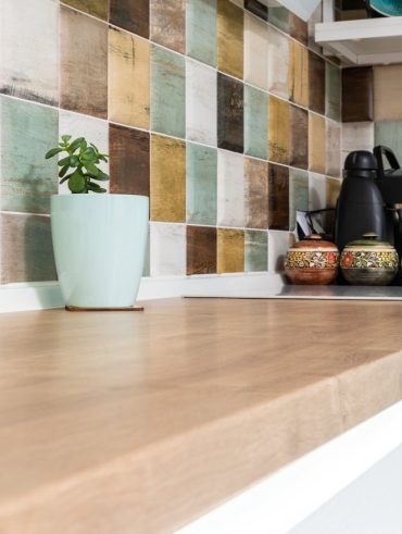 avantages et choix de La crédence de cuisine en carrelage grand format