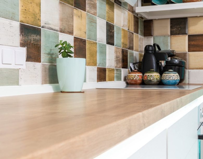 avantages et choix de La crédence de cuisine en carrelage grand format